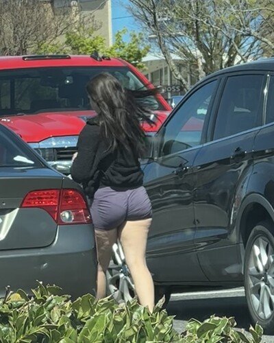 Bela bunda em shorts de spandex roxos fazendo compras #33ynjKez