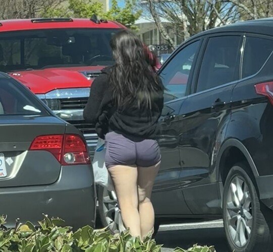 Bela bunda em shorts de spandex roxos fazendo compras #j3sE7l93