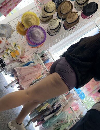 Bela bunda em shorts de spandex roxos fazendo compras #oW12Z49f