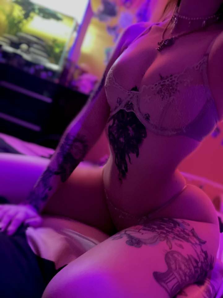 Alt woman shows off #79Z3srHk