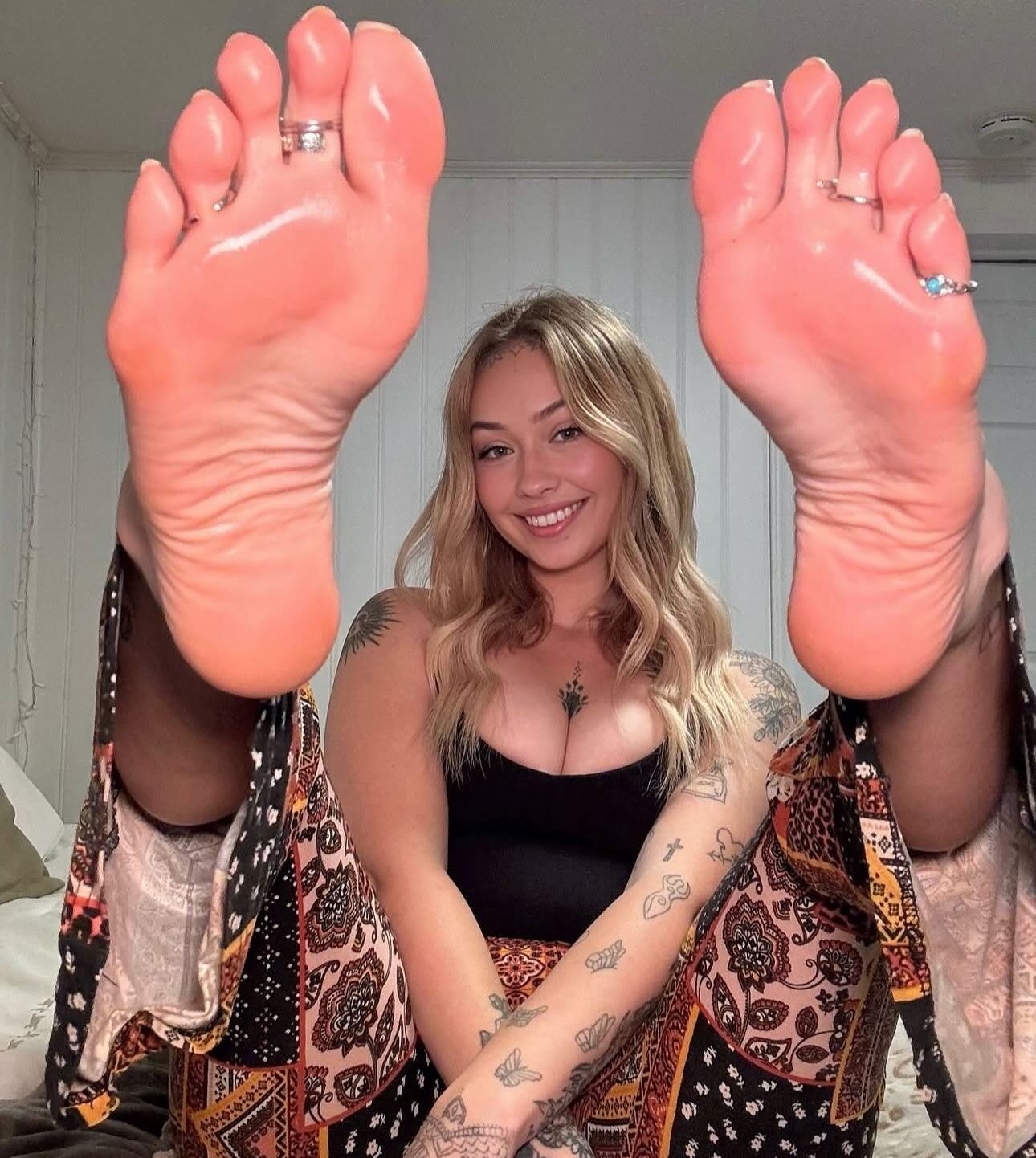 sexy sluts showing off their pretty feet #4tbgVK91