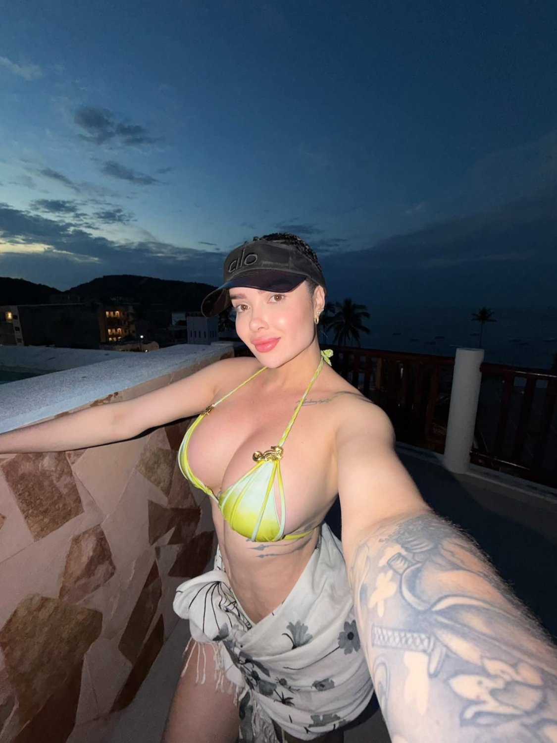 Todos quieren correrse sobre Isabel V. 2 #BlmHp80i